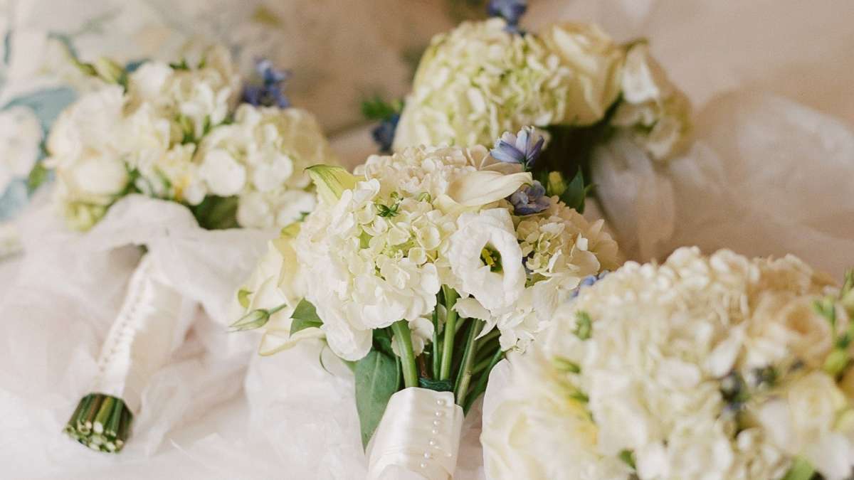 Wedding bouquets with white flowers.