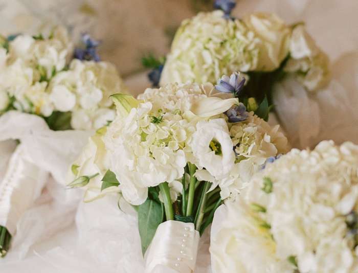 Wedding bouquets with white flowers.