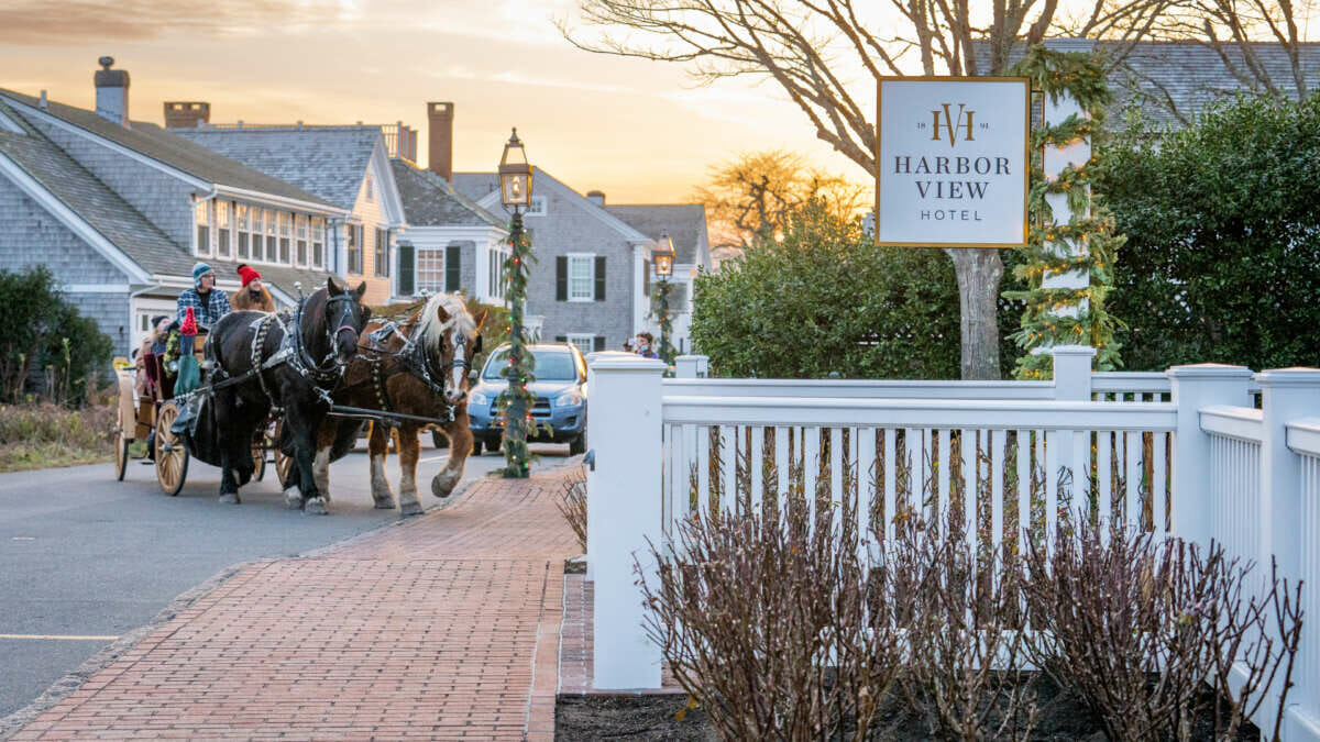 Sonnyride Horse Carriage Rides pulling up to the Harbor View Hotel on Martha's Vineyard in the winter.