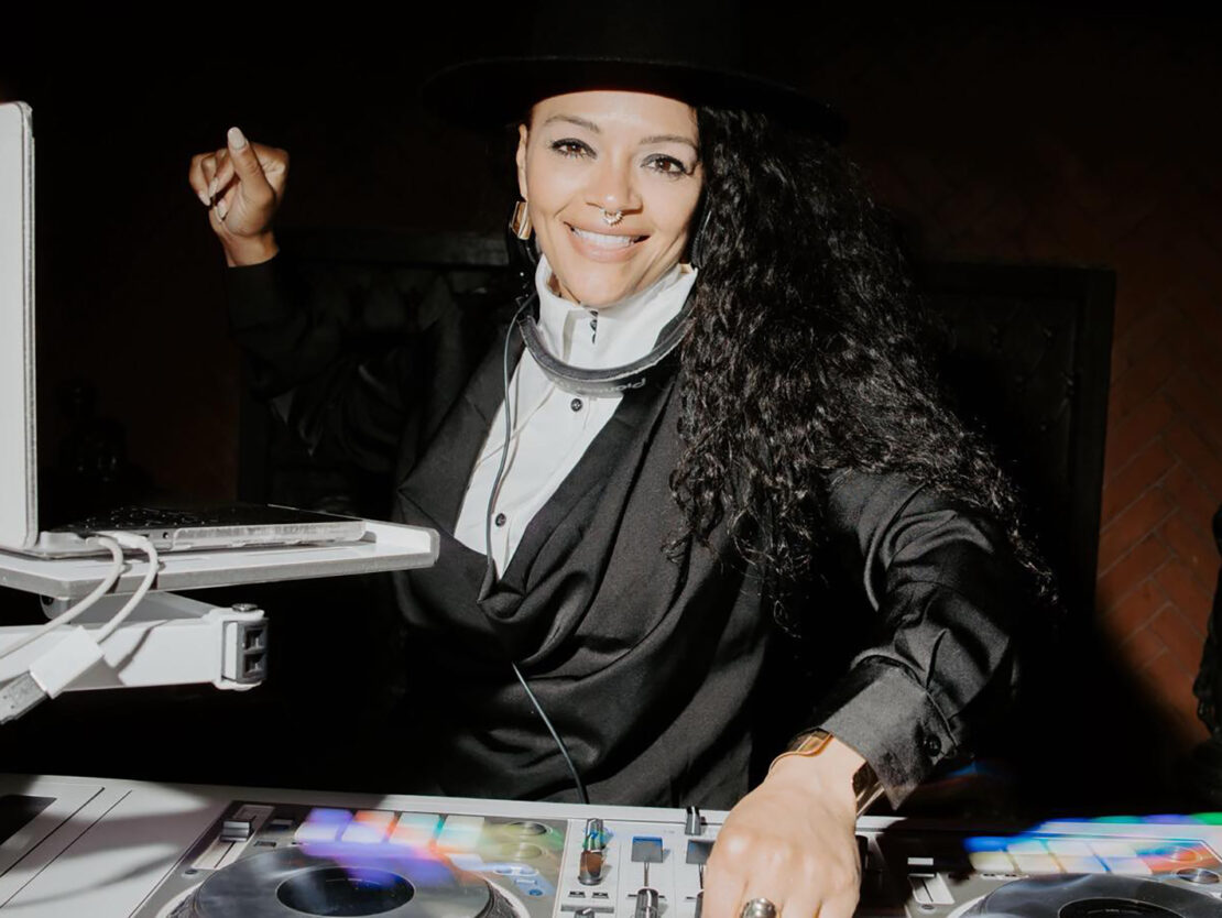 Dj Valentina DJing.